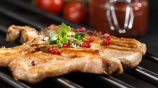 Rosa Pfeffer hat leicht süßliche Noten, was sich zum Würzen von kurzgebratenem oder gegrilltem Fleisch eignet.