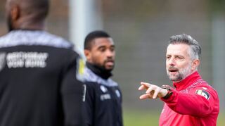 Sandhausens neuer Trainer Tomas Oral gibt im Training klare Anweisungen. Eine seiner wichtigsten Aufgaben ist es, die Mann-schaft mitzureißen, um im Abstiegskampf der 2. Liga zu bestehen.
