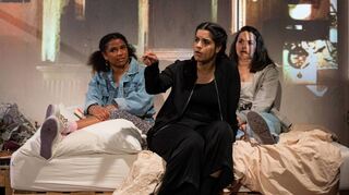 „Drei Kameradinnen“ vom Staatstheater Darmstadt (von links): Naffie Janha, Mariann Yar und Süheyla Ünlü spielen in einem von drei in Heidelberg für den Jugendstückepreis nominierten Aufführungen.