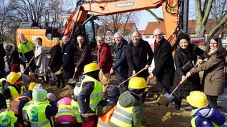 Eine Sonderförderung für den Kita-Neubau der katholischen Kirche auf dem Almenhof – hier beim ersten Spatenstich Ende Januar – befürwortet der Ausschuss.