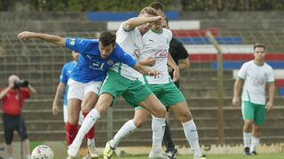 Das Hinspiel in Mannheim war lange umkämpft. Hier bekommt Nicolas Jüllich (links) die Zuzenhausener Gegenwehr zu spüren. Am Ende gewann der VfR mit 2:1.