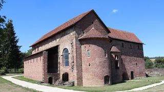 Die Einhards-Basilika: Links das 1972/73 neu erbaute Seitenschiff, daneben das Mittelschiff aus karolingischer Zeit und rechts die Sakristei aus dem 12. Jahrhundert.