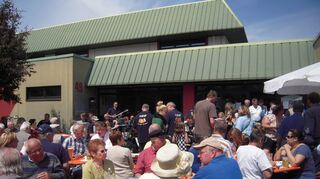 Ein Bild aus anderen Zeiten: Die Lilli-Gräber-Halle, hier bei einem Vereins-Grillfest, ist ein Zentrum des gesellschaftlichen und geselligen Lebens im Stadtteil.
