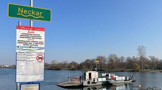 Die Fähre der Gemeinde Edingen-Neckarhausen legt ab Richtung Ladenburg. Fehlendes Personal bereitet dem Betreiber große Sorgen.
