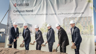 Beim Spatenstich (v.l.): Christian Specht (Erster Bürgermeister Mannheim), Armin Kayser (Management Kyocera), Kunihiko Ueki (Management Kyocera), Carsten Rußner (Management Kyocera), Jürgen Böttcher (Management Kyocera) und Simon Fischer (Simon Fischer &amp; Architekten).