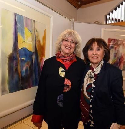 Sigrid Kiessling-Rossmann (l.) und Romy Schilling vor den Bildern