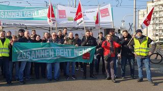 Vor dem Betriebshof der Rhein-Neckar-Verkehrsgesellschaft (RNV) in der Möhlstraße streikten die Mitarbeitenden – Busse und Bahnen blieben am Freitag im Depot.