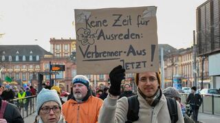 Mehr als 800 Demonstrierende waren es nach Polizeiangaben, die am Freitagabend auf Initiative von  for Future durch die Stadt zogen.