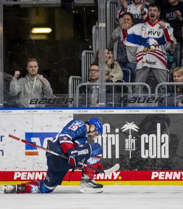 Lean Bergmann bejubelt einen seiner drei Treffer, die Fans der Adler Mannheim sind aus dem Häuschen.