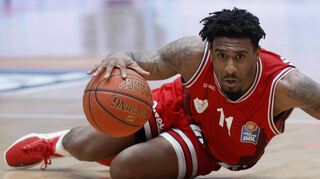Ein Bild mit Symbolcharakter: Gegen Ulm gingen die Würzburger Baskets (im Bild Stanley Whittaker) nach einer noch guten Anfangsphase ab dem zweiten Viertel regelrecht zu Boden.