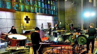 Gestalteten den Abend „Von Strasbourg ins Baltikum): Sopranistin Viktorija Pakalniece (Mitte) mit den Mitgliedern der Percussions de Strasbourg.