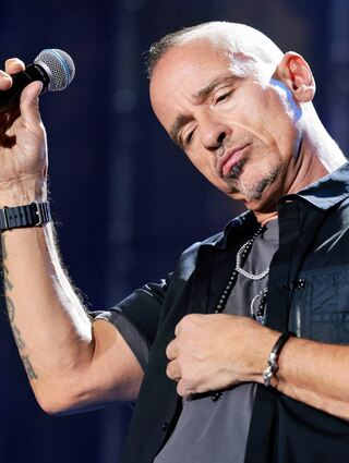 Den Namen der Tochter auf dem Unterarm: Eros Ramazzotti gastiert auf seiner „Battito Infinito World Tour“ in der ausverkauften SAP-Arena in Mannheim. Aurora soll ihn im April zum Opa machen.
