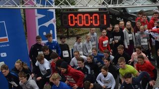 Start der Schülerstaffel beim Straßenlauf des Mathaisemarkts. Insgesamt waren in diesem Jahr rund 1100 Läuferinnen und Läufer dabei.