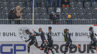 Der Jubel kennt nach dem 1:1 durch Franck Evina (.) bei den Spielern des SV Sandhausen keine Grenzen mehr.