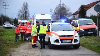 Zahlreiche Polizei- sowie Rettungskräfte befinden sich momentan vor Ort im Einsatz.