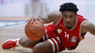 Ein Bild mit Symbolcharakter: So wie hier Stanley Whittaker ging die gesamte Mannschaft der Würzuburg Baskets gegen Ulm zu Boden.