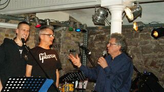 Andreas Hänssler begrüßt die Musiker im Palü-Keller.