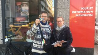 Da ist das Ding: Berthold Holzwarth und Micaela Ortenstein haben sich an der Tourist Information am Hauptbahnhof Buga-Dauerkarten geholt.