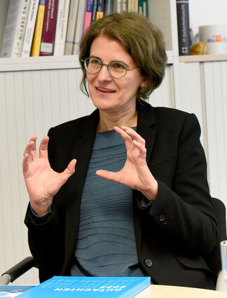 Wissenschaftlerin Irene Bertschek beim Interview am Mannheimer ZEW.