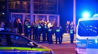 Polizisten bei einem Einsatz vor einem Kino in Hamburg.