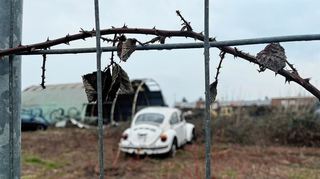Der Autofriedhof in Neu-Edingen: Auf dem Areal stehen immer noch Autos.
