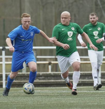 Viernheims Joseph Collier (am Ball) im Zweikampf mit Oezkan Mert von Phönix Mannheim.