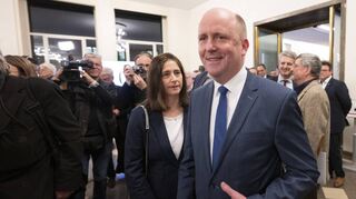 05.03.2023, Hessen, Frankfurt/Main: Uwe Becker (CDU, r) betritt nach der Oberbürgermeisterwahl zusammen mit seiner Frau Kerstin (M) das Frankfurter Rathaus Römer. Becker geht in die Stichwahl am 26. März 2023. Rund 509 000 Frankfurterinnen und Frankfurter waren zur Wahl eines neuen Stadtoberhaupts aufgerufen. Foto: Boris Roessler/dpa +++ dpa-Bildfunk +++