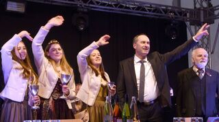 Gefeierter Festredner im Festzelt: Hubert Aiwanger (2. v. r.) mit BdS-Ortschef Rolf Edelmann und den Weinhoheiten Ylva (v. l.), Miriam und Sophie.