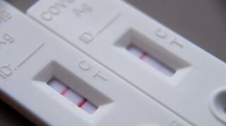 Positiver Corona-Test: Eine Infektion ist nicht generell ein Arbeitsunfall.