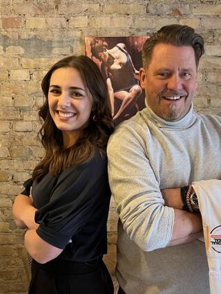 Isa Kapelakis (l.) vom „Sonrisas“ in Mannheim mit Mike Süsser.