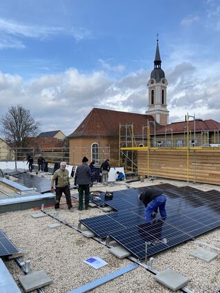 Freiwillige der Ökostromer bei der Monate der Module.