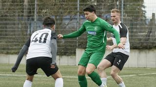 Im Kampf um den Ball (v.l.): Thomas Can, Viernheims Marlon Diemer und Nojus Zigmantavicius.