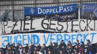 Protestplakat beim 2:1 gegen Elversberg am Montagabend. Es bezieht sich auf die massiven finanziellen Probleme im Nachwuchsbereich. Dass Mäzen Bernd Beetz lieber Geld in ein neues Stadion mit vielen VIP-Plätzen stecken will, ärgert viele.