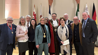 Die Speyerer Delegation und die Stadtspitze von Chichester freuen sich über die neue Städtefreundschaft.