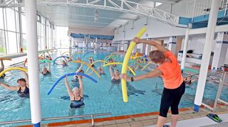 Das Freizeitbad in Neckarhausen wird 50 Jahre alt. Die Wassergymnastik unter der Leitung von Christel Engelhart ist ein Erfolgsmodell.