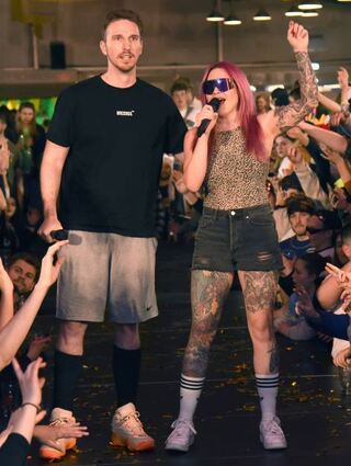 Die Newcomer David Dichter und Inki Nici auf der Bühne.