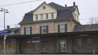 Gleis 1, das direkt am Bahnhofsgebäude liegt, soll im Zuge der Generalsanierung der Riedbahn komplett erneuert und vor allem auch erhöht werden.