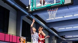 Leonard Leip (in Weiß) gelang in der Schlusssekunde der entscheidende Treffer zum 68:67-Sieg der BG Viernheim-Weinheim.