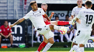 Der SV Sandhausen bestreitet mit Spielern wie Dario Dumic (l.) ein Benefizspiel für die Erdbebenopfer in der Türkei und Syrien.