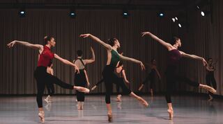 Bestens vorbereitet zeigen sich Mannheims Ballettstudentinnen in William Forsythes legendärer Choreographie „In the Middle, Somewhat Elevated“.