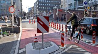 Zwischen der Sparkasse und Thalia können Autos derzeit nicht geradeaus in die Kunststraße fahren. Bald wird das aber wieder anders sein. Der Verkehrsversuch in der City endet.