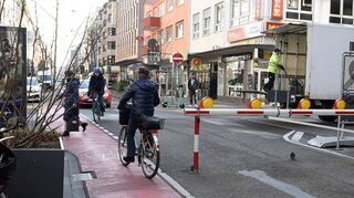 In der Fressgasse geht es an der Schranke nur für Radfahrer und Fußgänger weiter. Wegen eines Gerichtsurteils aus Berlin hat sich die Stadtverwaltung entschieden, den Verkehrsversuch zu beenden.