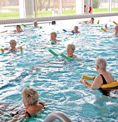 Gymnastik und Bewegung im Wasser hält fit und gesund.