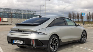 mid Madrid - Auch der Ioniq 6 verfügt über Hyundais 800 V Technik, die Ladung von 0 - 80 Prozent ist an einer 350 kW Schnellladesäule in 18 Minuten erledigt.