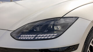 mid Madrid - Das Matrix-LED Licht blendet den Gegenverkehr aus und lässt den Piloten mit Dauer-Fernlicht fahren.