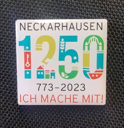 So sieht die Anstecknadel mit dem Jubiläumslogo aus.