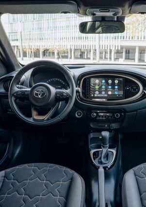 Großes Farbdisplay und Lenkradtasten – nicht alltäglich in einem Kleinwagen.