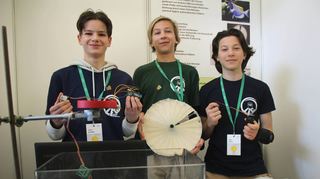 Den ersten Platz bei „Schüler experimentieren“ in der Sparte Technik sicherten sich Jonne Schröder (v.l.), Kurt Riedmann und Alvar Loekito vom Ludwig-Frank-Gymnasium. Sie haben eine Fischfuttermaschine entwickelt, die die Versorgung der Aquarienbewohner für elf Tage sicherstellen kann.