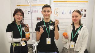 Vitamin-C- und Säuregehalt von Orangensäften untersuchten Anastasia König (v.l.), Tim Bluck und Daria Dzierzanowski (GSG). Dafür gab’s Platz Eins in Chemie.