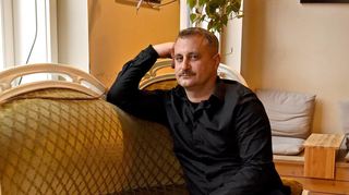 Motiv-Aufnahmeleiter Mutlu Acar erinnert sich im Interview auch an diese Couch im Jungbusch-Café „Schön klar“, die bei den Dreharbeiten für den noch unveröffentlichten Film „Rohbau“ genutzt wurde.